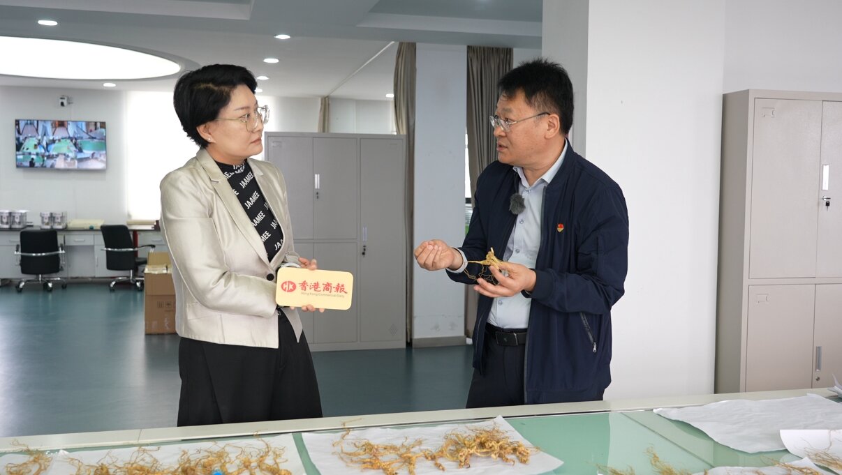圖說二:國家參茸產品質量監督檢驗中心延邊州檢驗檢測中心主任崔智勇介紹人參質量檢測流程.jpg