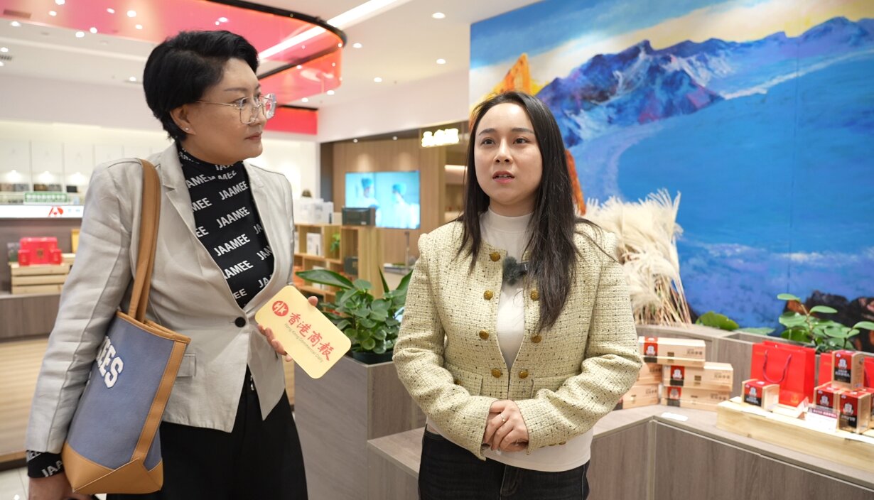 圖說一:延邊鵬程人參交易市場負責人申博茹向記者介紹經營情況.jpg