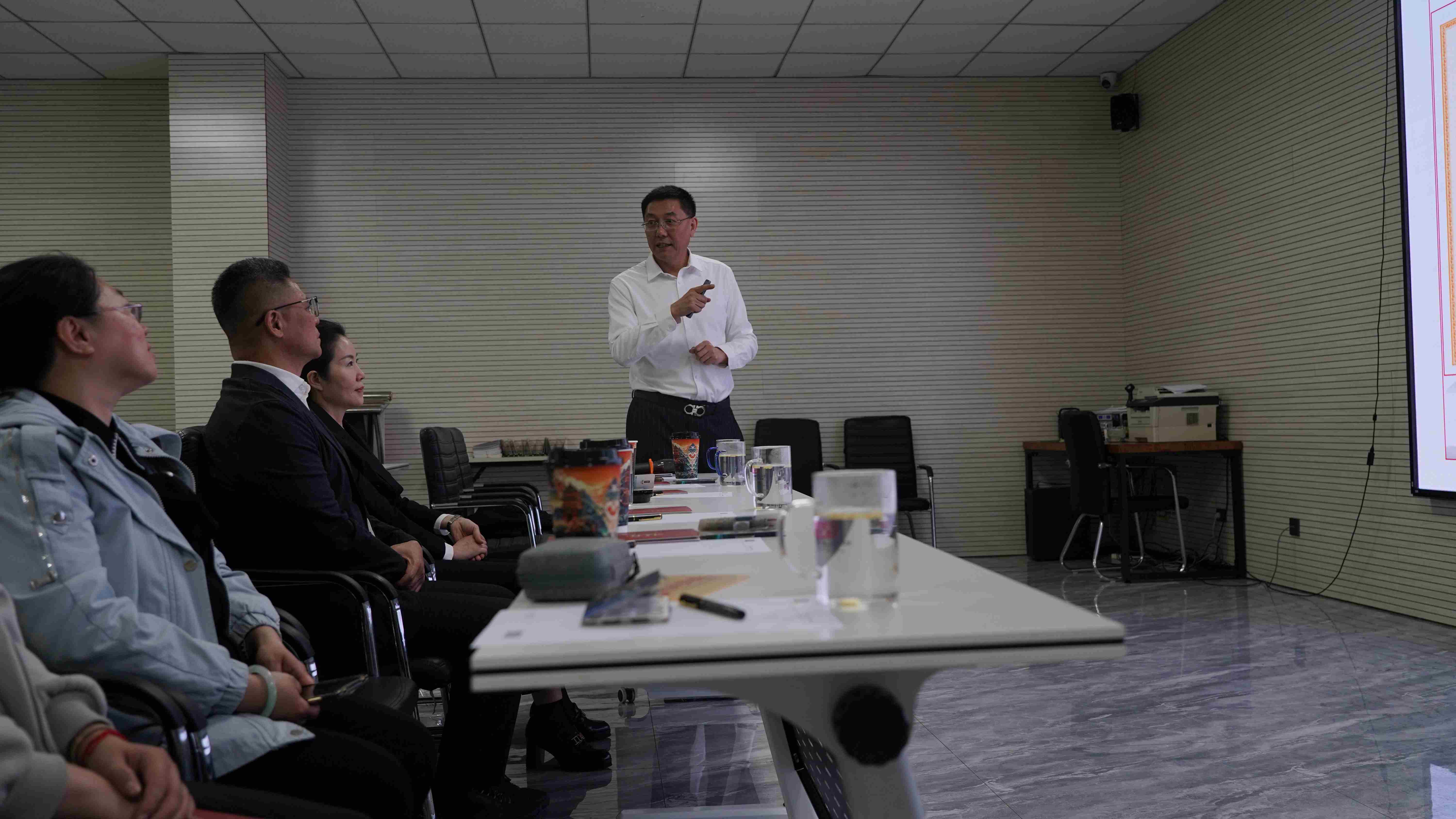 圖說二:吉林市參業協會會長、博大農科首席顧問王曉航介紹人參產業發展情況(1).jpg